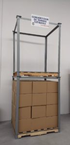 estante con cajas